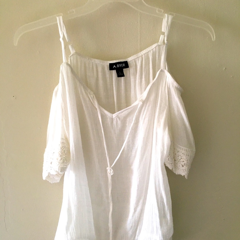 White off the shoulder shoulder tee-shirt